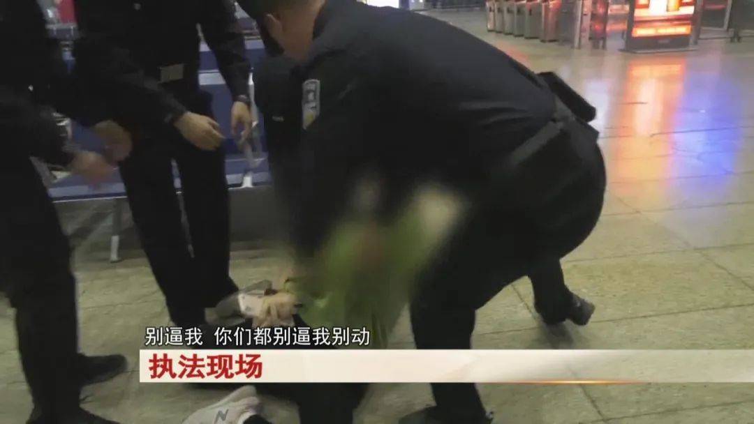 皇冠信用网账号_“老赖”车站被抓皇冠信用网账号，竟质问法官：为何不抓我妈 ！
