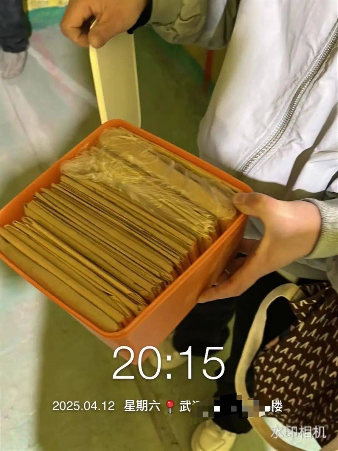 皇冠信用网账号申请_旧房翻新拆出10万现金!装修经理不敢告诉女业主皇冠信用网账号申请,男业主:并非私房钱,是家里的备用金