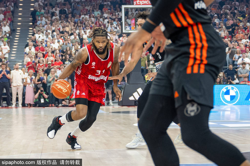 西雅图风暴联赛
_1.45亿美元续约西雅图风暴联赛
!德文·布克为何是太阳队的未来之光?