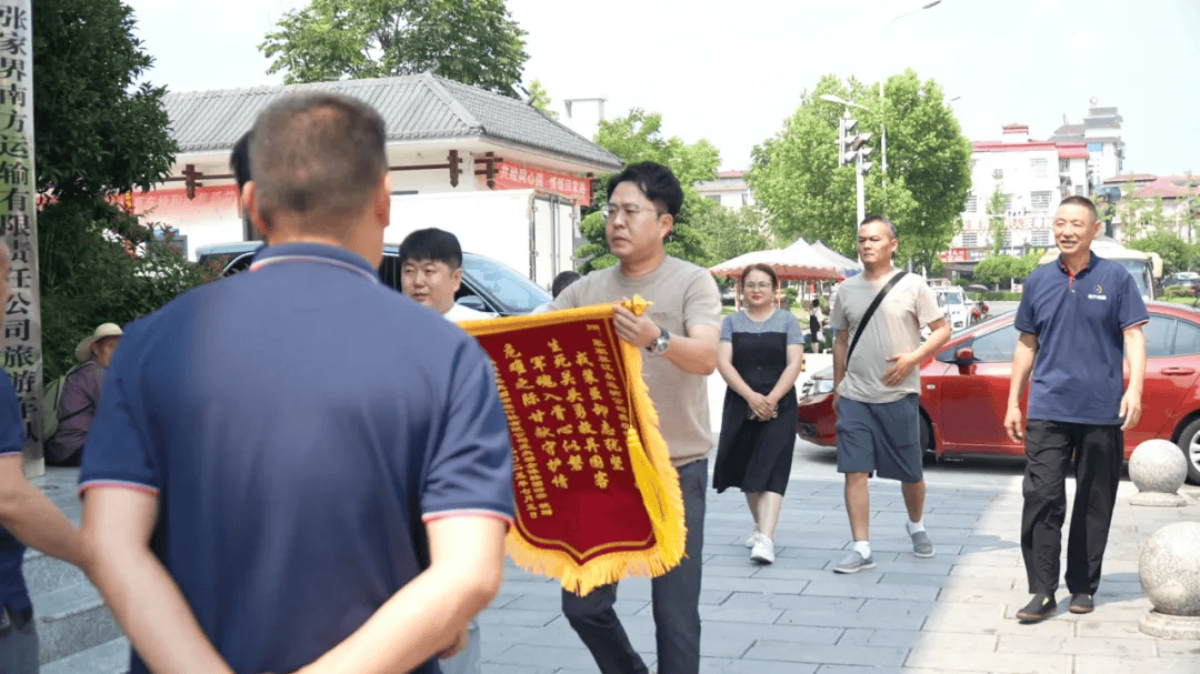 法国足球甲级联赛
_张家界司机高速上突发疾病法国足球甲级联赛
,晕倒前尽全力熄火刹车救下整车韩国游客,自己不幸离世,年仅41岁,他是退役军人