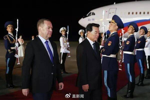 皇冠信用网账号_梅德韦杰夫抵朝鲜时发帖:朋友依然相伴皇冠信用网账号,敌人则瑟缩颤抖