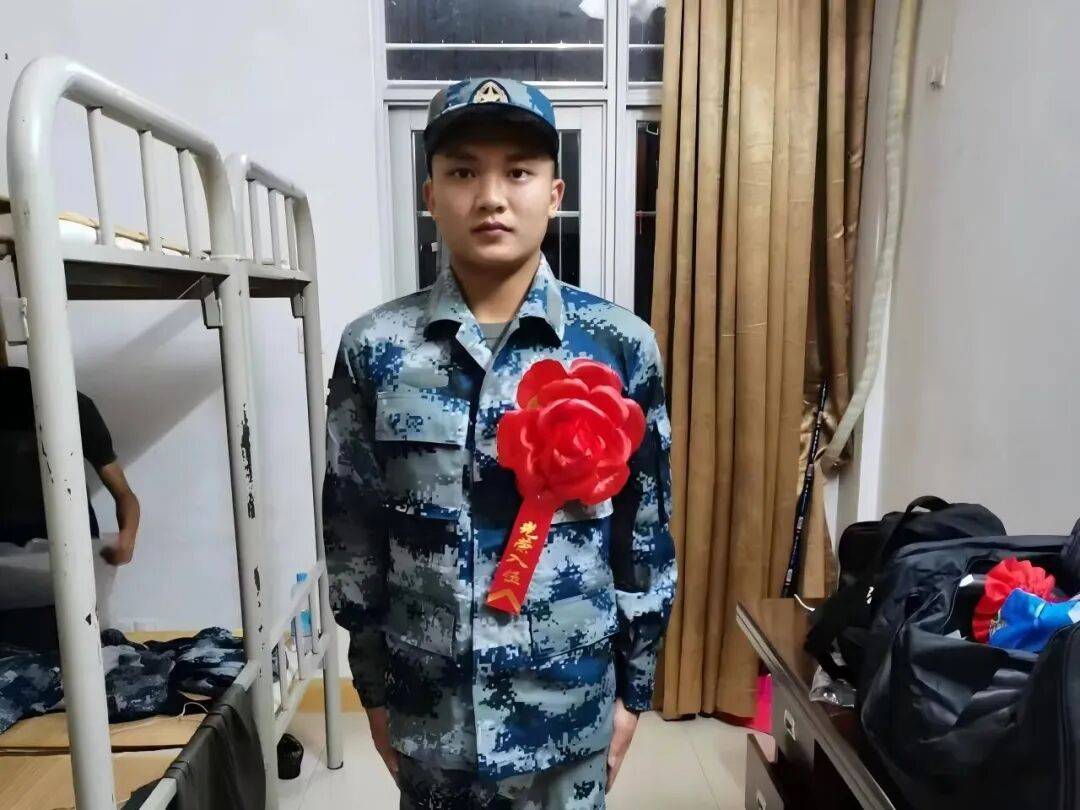 皇冠信用网开户_牛！退役半个月皇冠信用网开户，他第三次入伍！