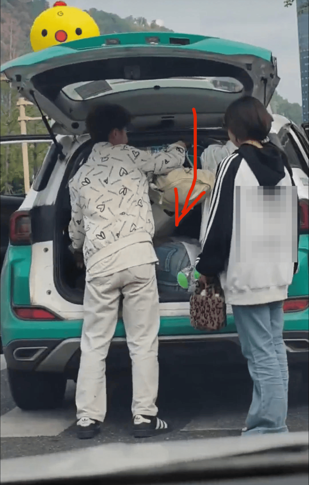 如何代理皇冠信用盘_市民反映一乘客钻进出租车后备厢躲超载 宜宾警方：正在寻找当事乘客如何代理皇冠信用盘，其行为涉嫌违法