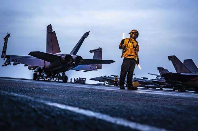 皇冠信用网需要押金吗_美航母摔飞机是“电磁攻击”皇冠信用网需要押金吗？中国军号回应：你评书听多了