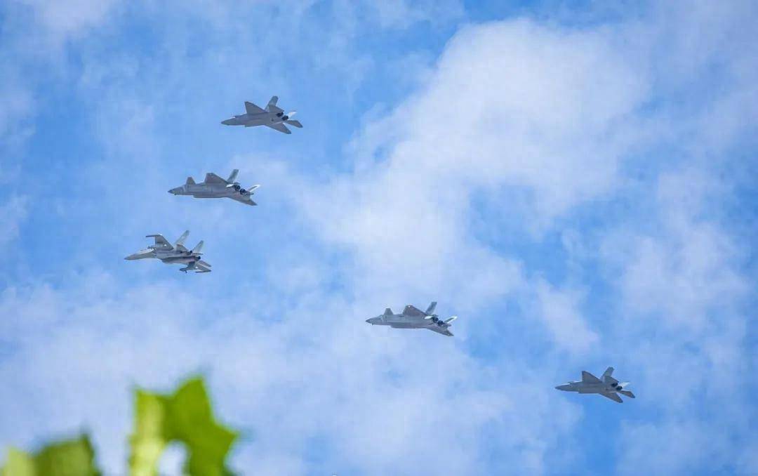 如何申请皇冠信用网_福建舰入列后如何申请皇冠信用网，世界最强踹门小队也来了：打头的不是歼-20和歼-35