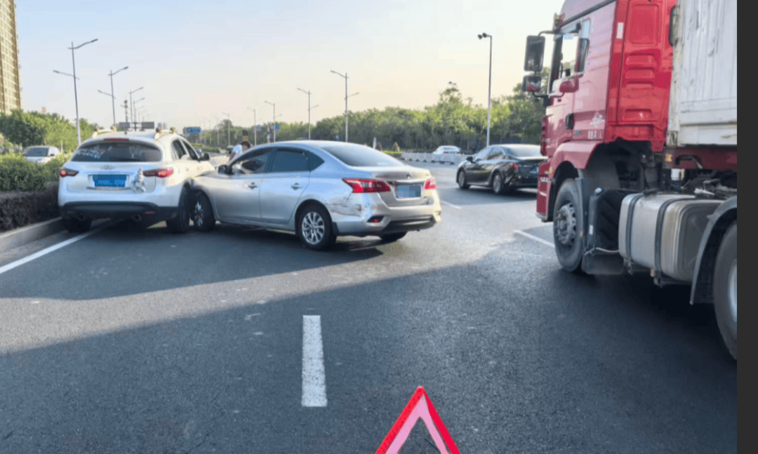 2026世界杯美加墨世界杯_前方刹车2026世界杯美加墨世界杯，他一把方向自信变道……下一秒，四车连环碰