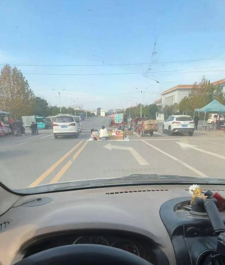 皇冠信用网会员_河南驻马店有人在斑马线摆摊皇冠信用网会员，过路司机只能压双黄线绕行，民警：当天是集市，已前往劝导商户