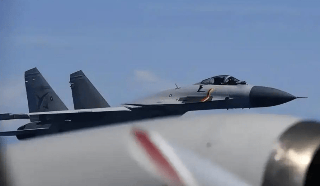 哥伦比亚足球_日本丢脸丢大了哥伦比亚足球，F15战机挑衅辽宁舰，还没看见歼15T，就被雷达锁定！