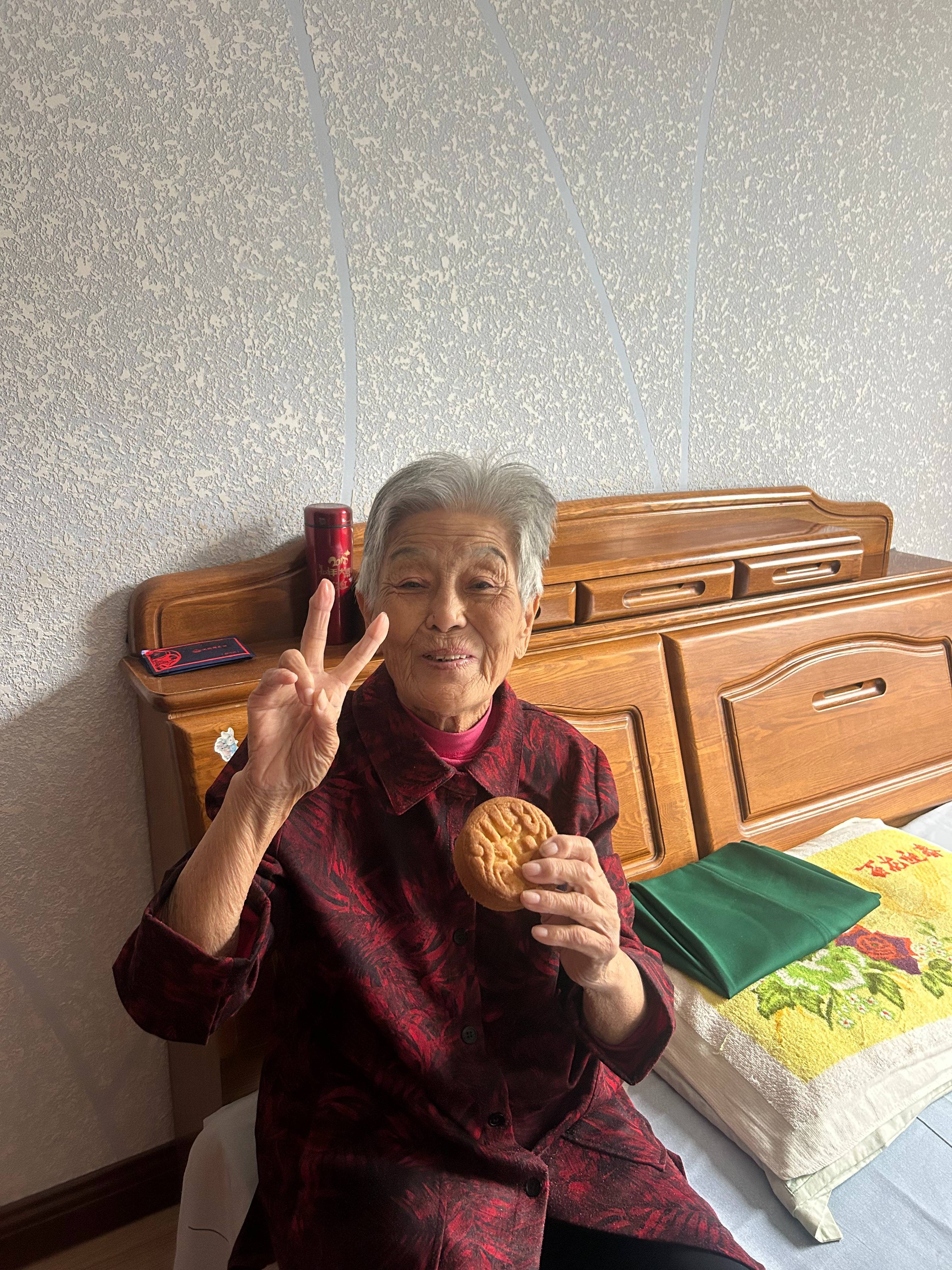 2026世界杯分组结果揭晓_女子晒照对比奶奶自爷爷去世9个月后变化：再也不是时髦的老太太了2026世界杯分组结果揭晓，评论区泪目