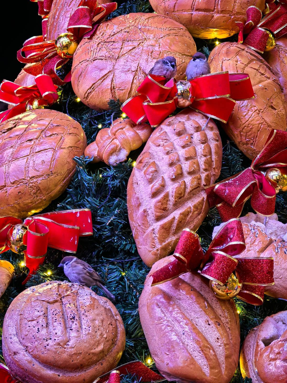 皇冠信用盘哪里申请_哈尔滨一大列巴面包树成麻雀过冬粮仓皇冠信用盘哪里申请，设计师：一百多个面包做成，已有两年