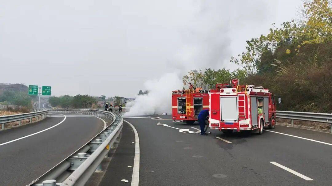 足球盘口开户_四川高速上一汽车突发自燃！车内两人闻到异味后果断弃车足球盘口开户，成功逃生