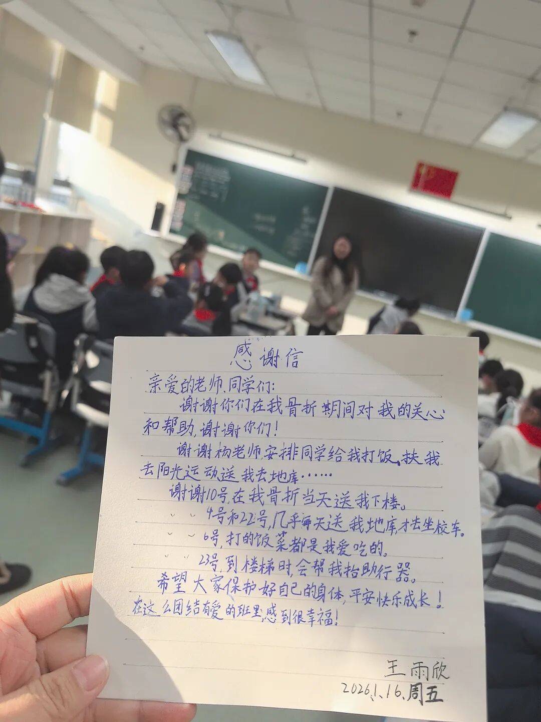 皇冠信用网注册网址_杭州小学女生躲在厕所偷偷哭皇冠信用网注册网址，医生建议休学！没想到2个月来，她一节课没落下！“原来除了爸爸妈妈，还有那么多人爱我”