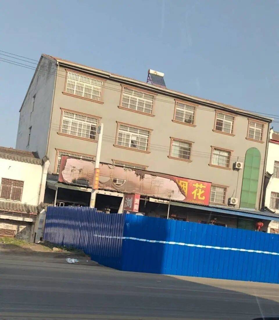 信用平台出租_湖北烟花爆竹爆燃事故点附近烟花店铺均已歇业信用平台出租，目击村民：火苗从一楼冲出一人多高，隔壁也被浓烟充斥