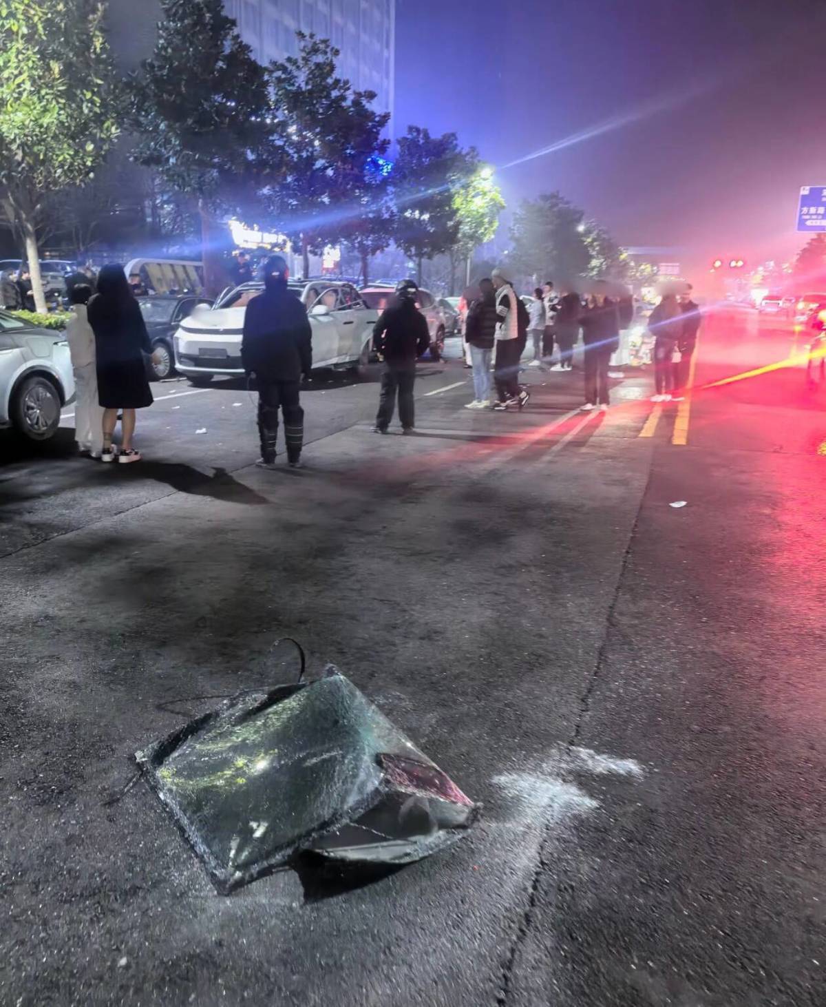 世界杯皇冠足球平台 _西安街头一新能源车凌晨突发爆响世界杯皇冠足球平台 ，挡风玻璃震裂掉落，车企客服称车内有不安全物品，警方介入调查，网传部分信息与实际不符