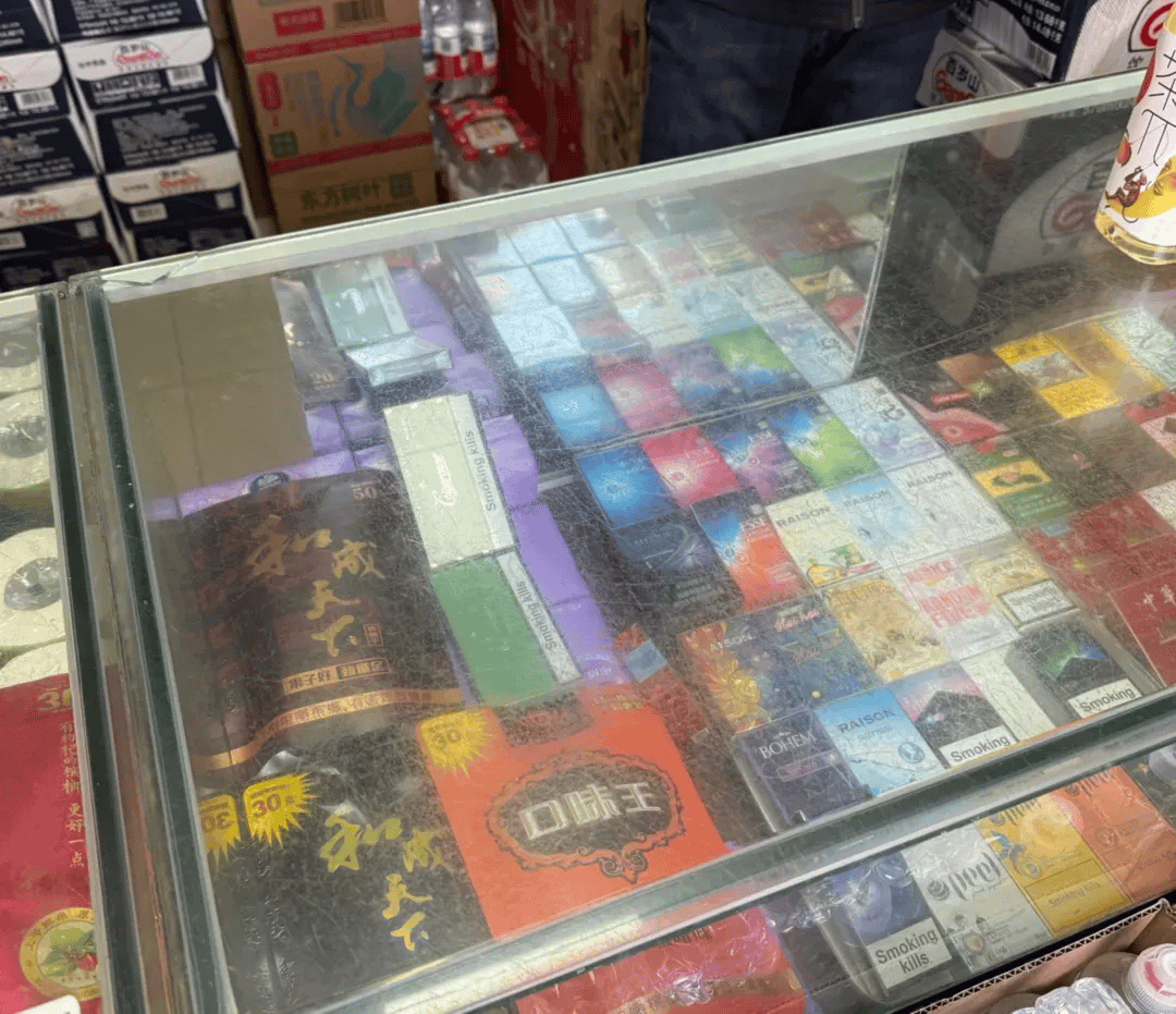 如何申请皇冠信用网_十几分钟都忍不了如何申请皇冠信用网,非得在校门口抽烟?要是您家孩子经过呢?