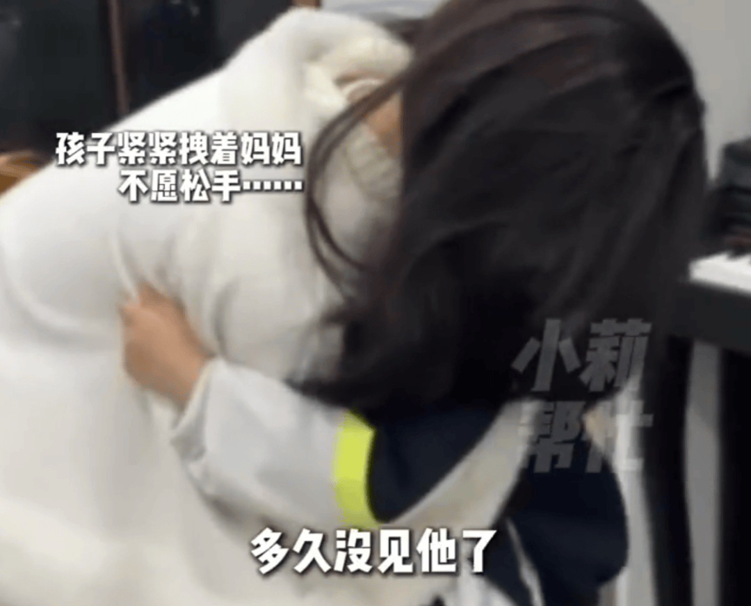 怎么申请皇冠信用网_河南6岁男童被25岁妈妈“遗忘”酒店半月！酒店工作人员自发当起“临时妈妈”怎么申请皇冠信用网，妈妈终于现身，孩子紧抱不愿松手！网友：希望以后被善待