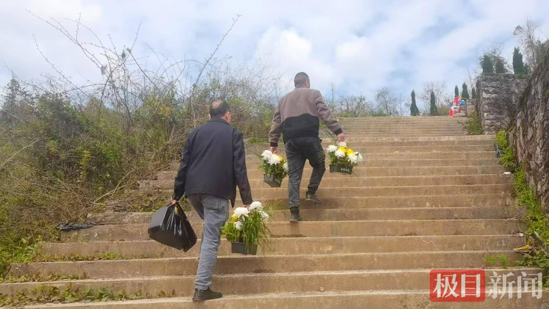 信用盘怎么注册_放弃几十万年收入返乡信用盘怎么注册，“倒贴钱”买车作公用，53岁“吉普书记”突然离世，200余民众自发送别